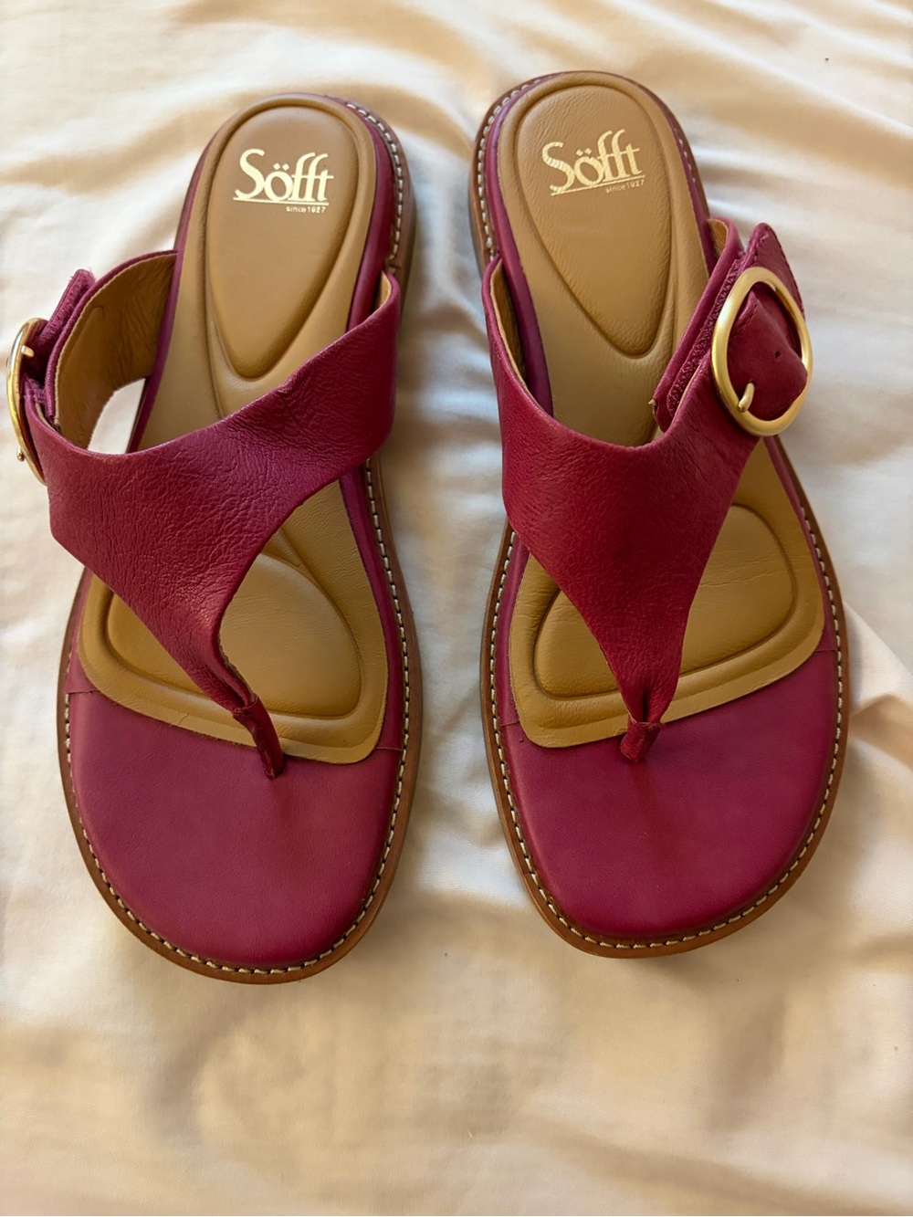 Söfft Fuchsia Leather Thong Sandals with Gold Buckle
